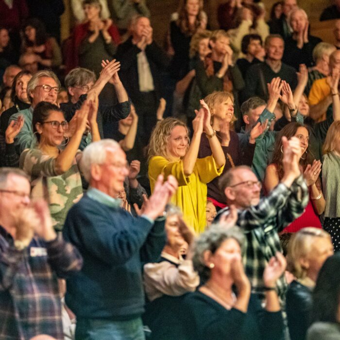 yellow clapping lady audience